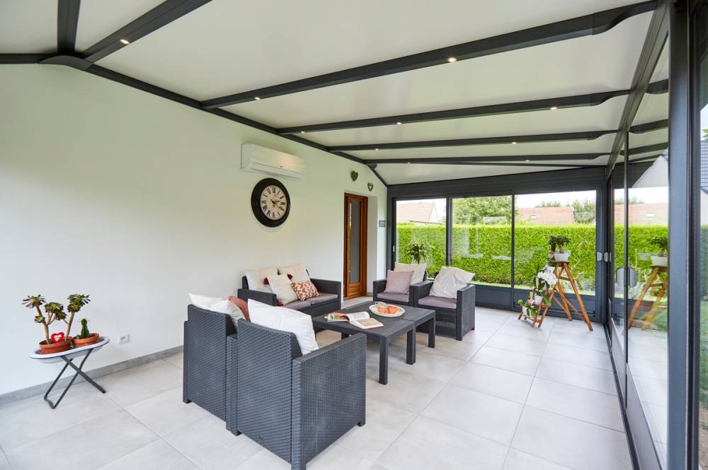 Véranda style moderne Epure de 20m² installé en pignon de maison avec soubassements à Aubagne