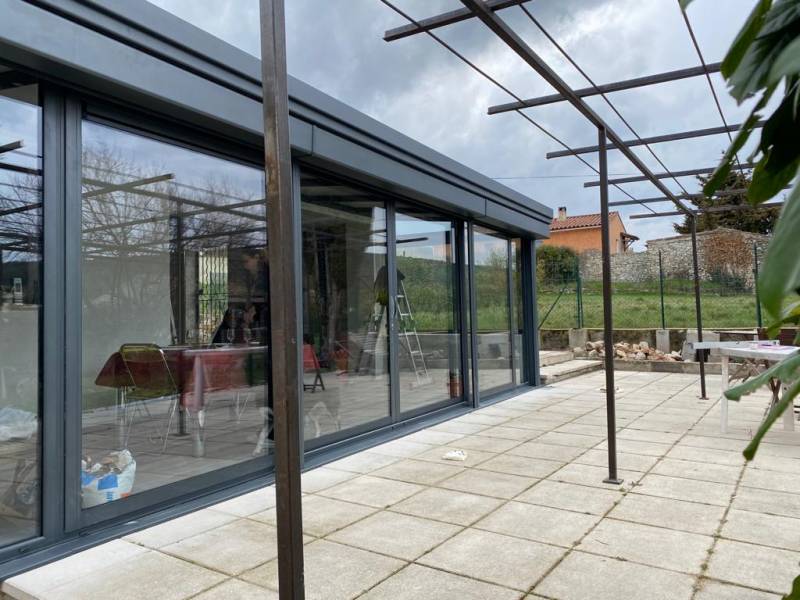 Extension de maison en aluminium gris anthracite à Aix en Provence dans les Bouches du Rhône
