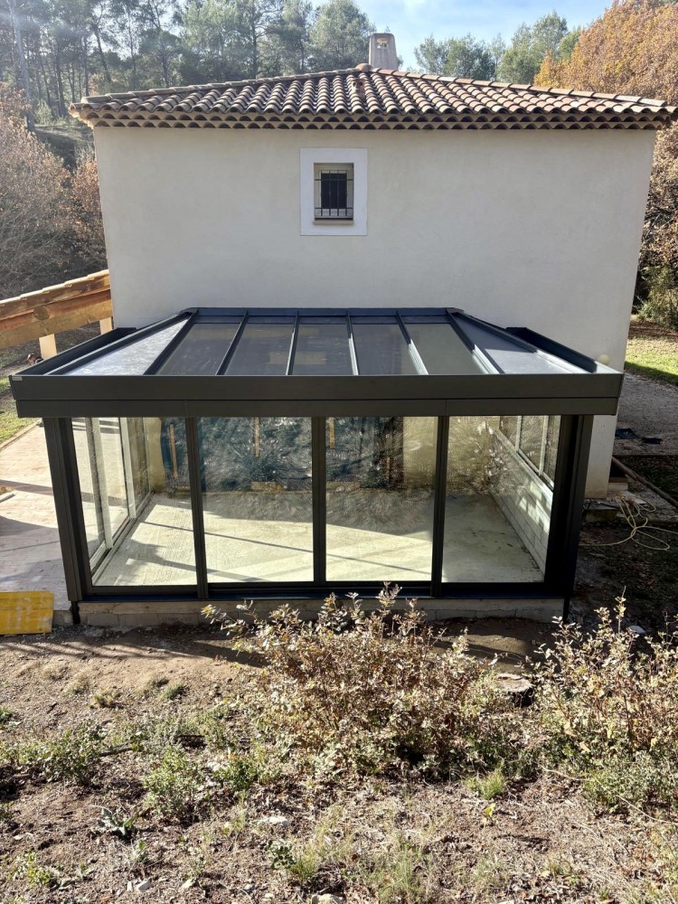 Aménagement d’une véranda de 21 m² à Peyrolles pour créer une pièce supplémentaire fonctionnelle et élégante